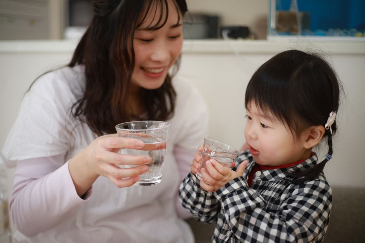 Huong-dan-cha-me-bo-sung-nuoc-ion-kiem-dung-cach-cho-tre-em