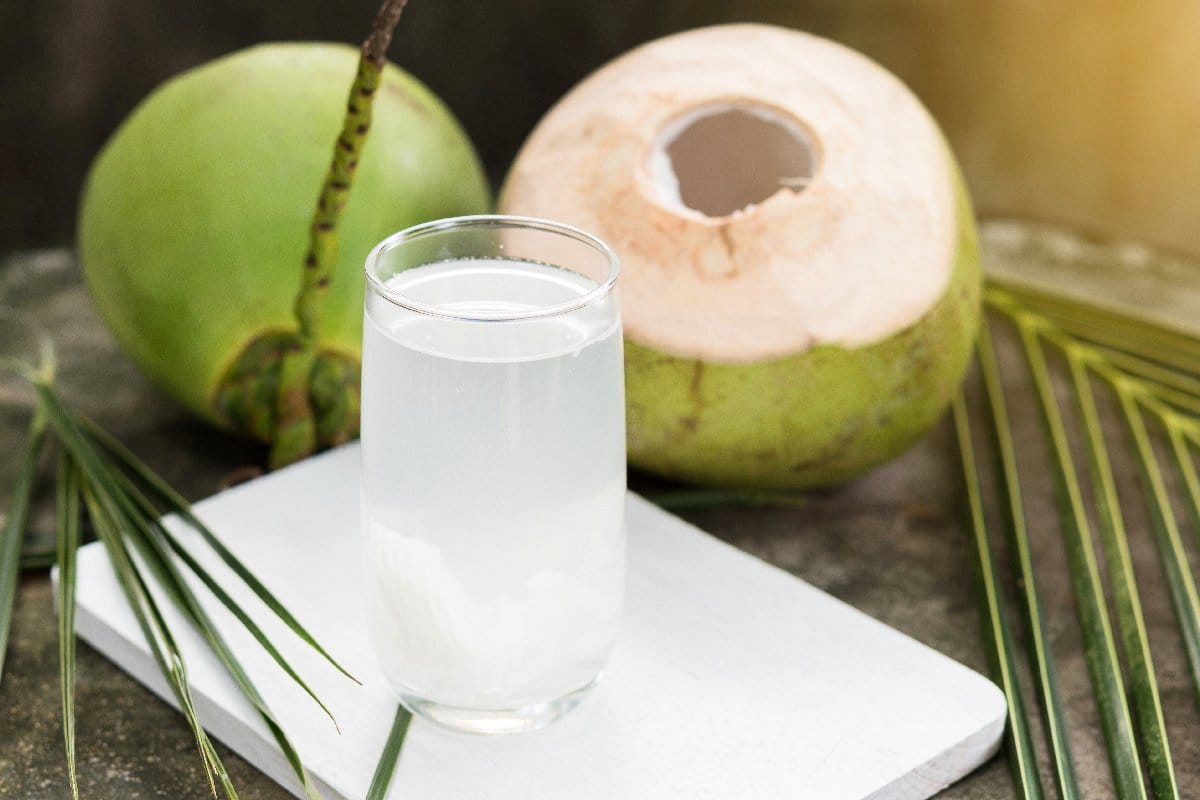 Nuoc-dua-cung-co-nhieu-tac-dung-tich-cuc-voi-lan-da