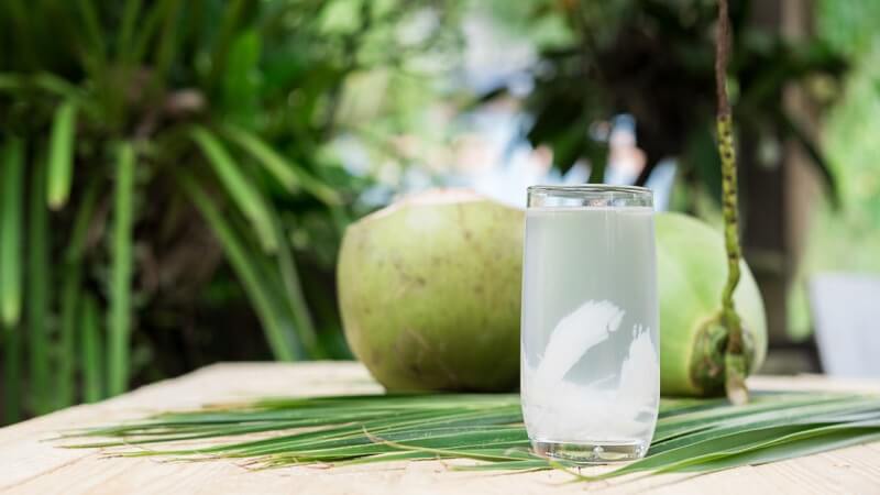 Nuoc-dua-giup-bu-chat-dien-giai-lanh-manh-cho-co-the
