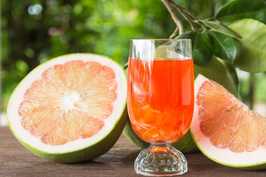 Nuoc-ep-buoi-chua-nhieu-vitamin-C-giup-nuoi-duong-la-da-khoe-dep